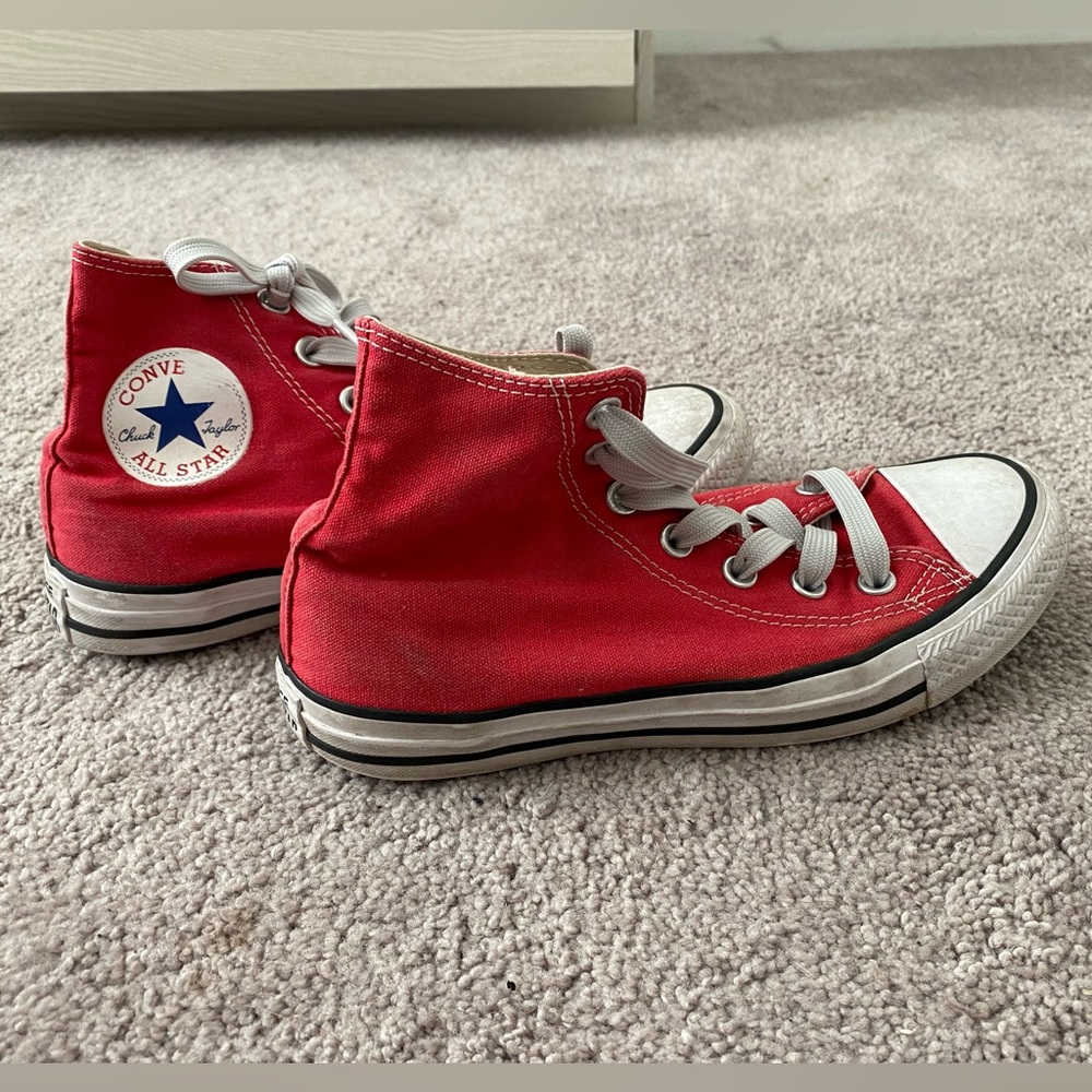 Red high top converse / women’s size 7 / Chuck Taylor